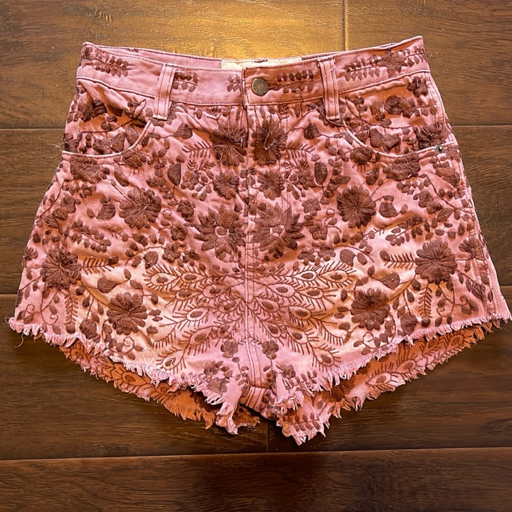 Free people shorts. Size 26. Embroidered floral flowers.  mauve